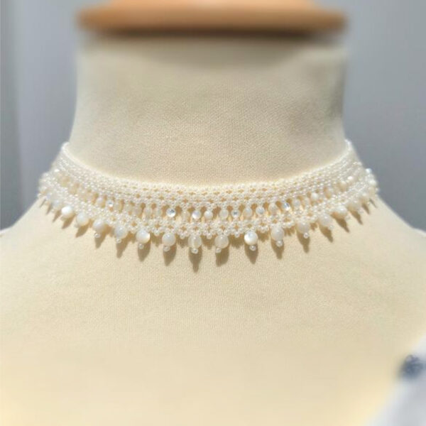 Collier fait main en perles de nacre avec fermoir en acier inoxydable