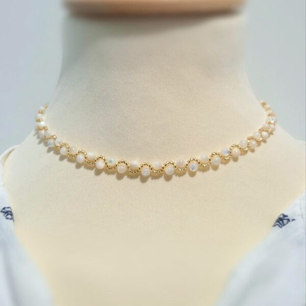 Collier en perles de nacre naturelle 4 mm façonné à la main