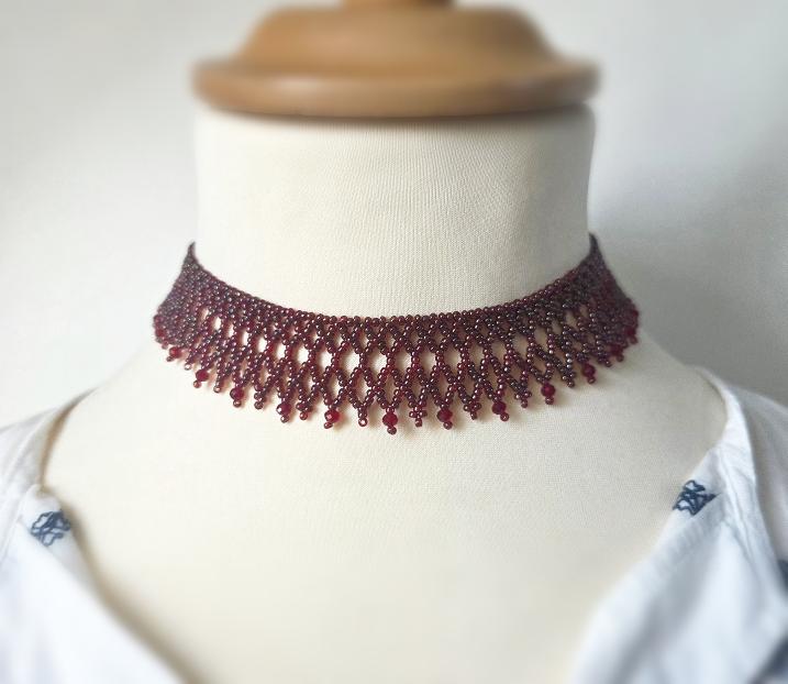 Ras-du-cou bordé bordeaux ajustable