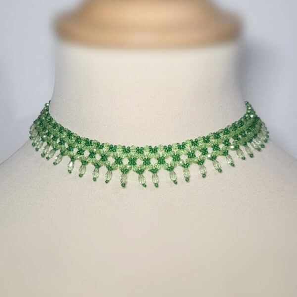 Collier délicat brodé à la main