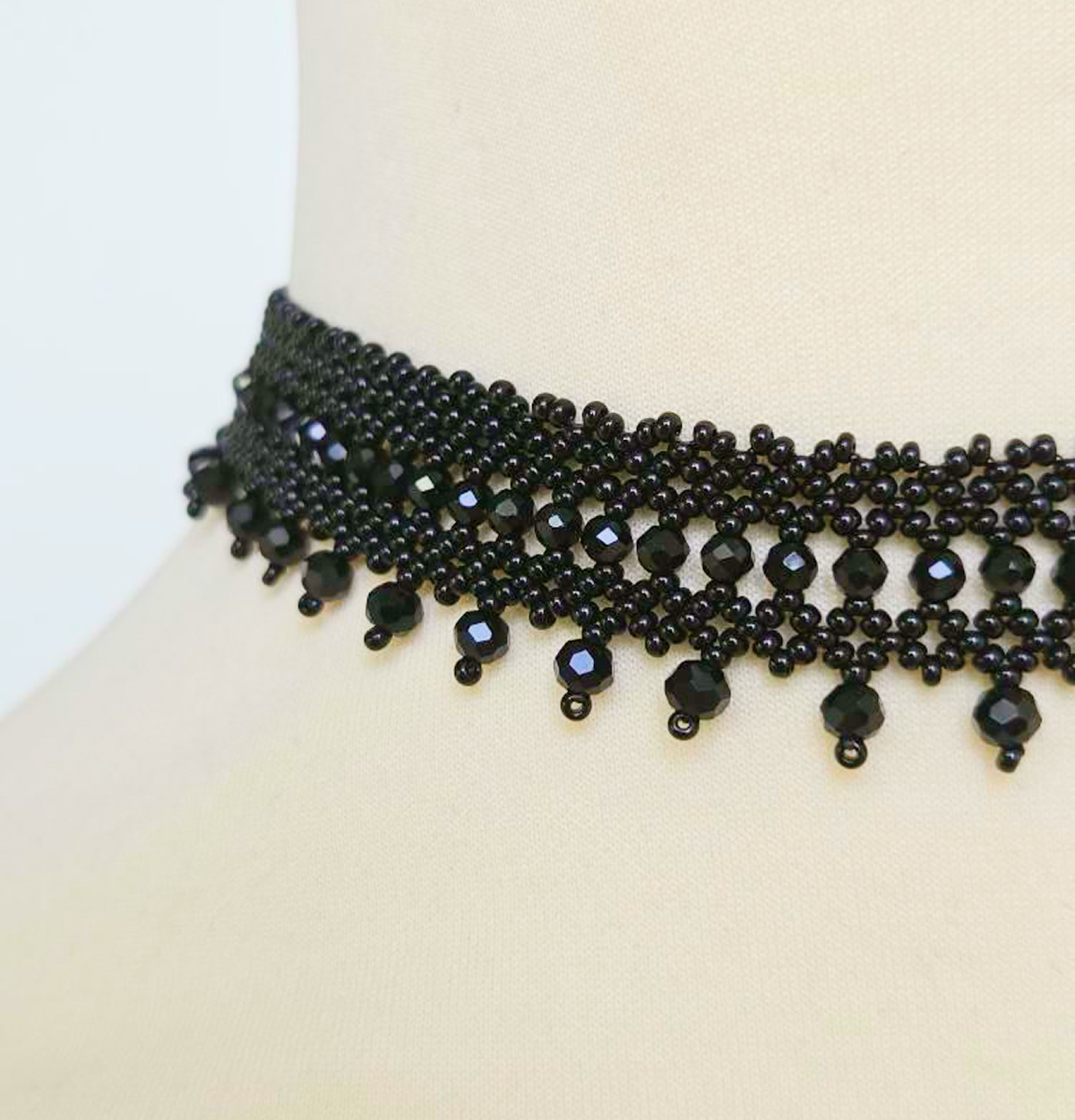 Ras-du-cou artisanal en perles Preciosa – collier brodé à la main – Image 2