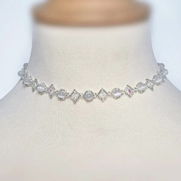 Collier ras-du-cou Starlight argenté fait main en perles Miyuki, cristaux de verre et perles effet œil de chat