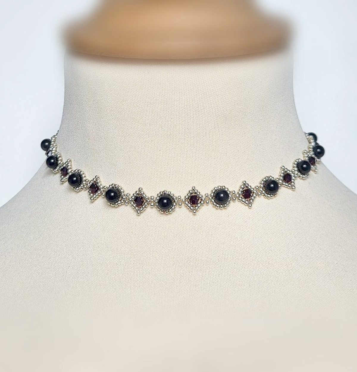 Collier perles Miyuki obsidienne fait main avec cristaux de verre bordeaux et perles Duracoat argentées