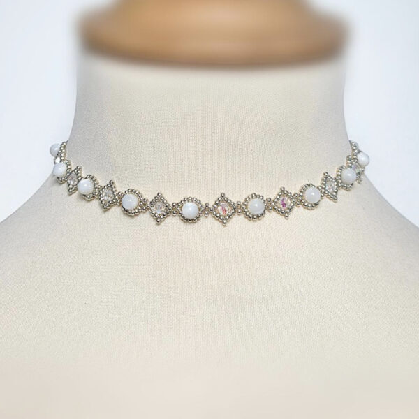 Collier ras-du-cou Starlight en perles Miyuki Duracoat argentées, perles nacrées et cristaux de verre irisés fait main