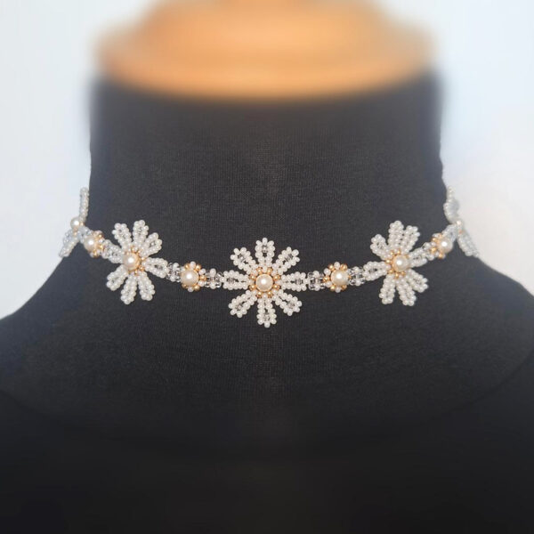 Daisy ras-du-cou fait main en perles Preciosa nacrées