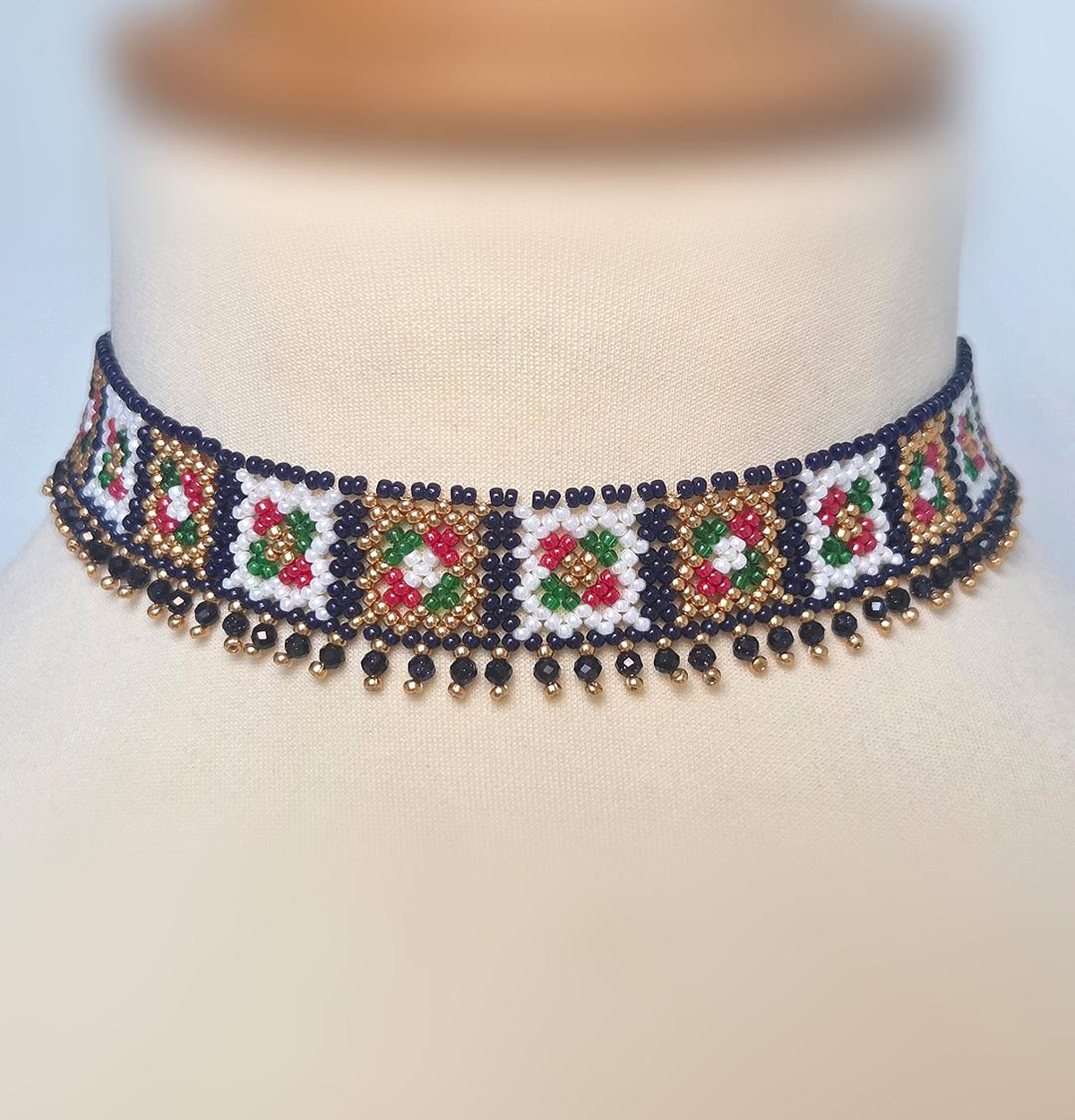 Silyanka traditionnelle bleue en perles Miyuki avec pendentifs bleu sable