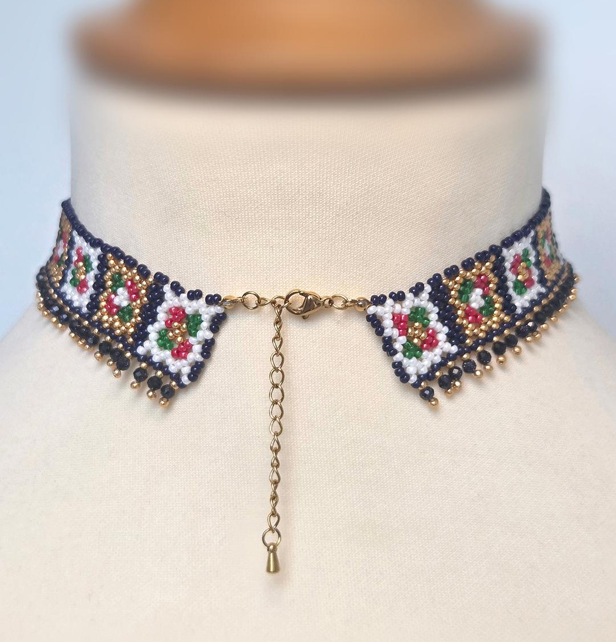 Silyanka traditionnelle bleue en perles Miyuki avec pendentifs bleu sable