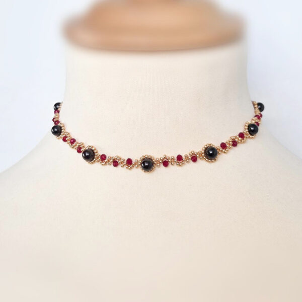 Choker Perséphone en grenat naturel sombre, cristaux rouges et perles Miyuki dorées