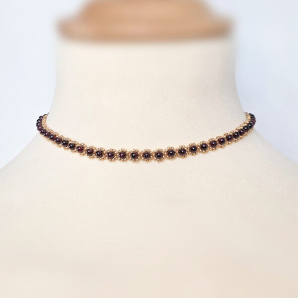 Collier Perséphone en grenat naturel rouge bordeaux et perles Miyuki dorées à motifs floraux