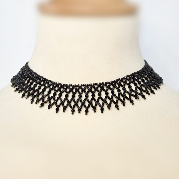 Collier Hadès noir en perles Miyuki et cristaux avec tissage ajouré et franges décoratives