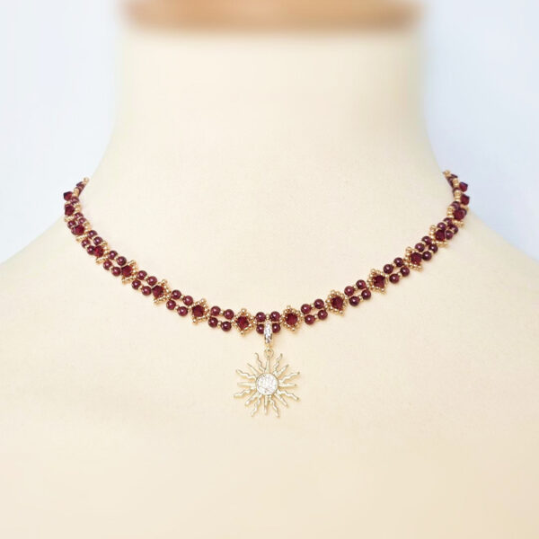Collier Perséphone en grenat naturel avec perles Miyuki dorées et pendentif soleil amovible